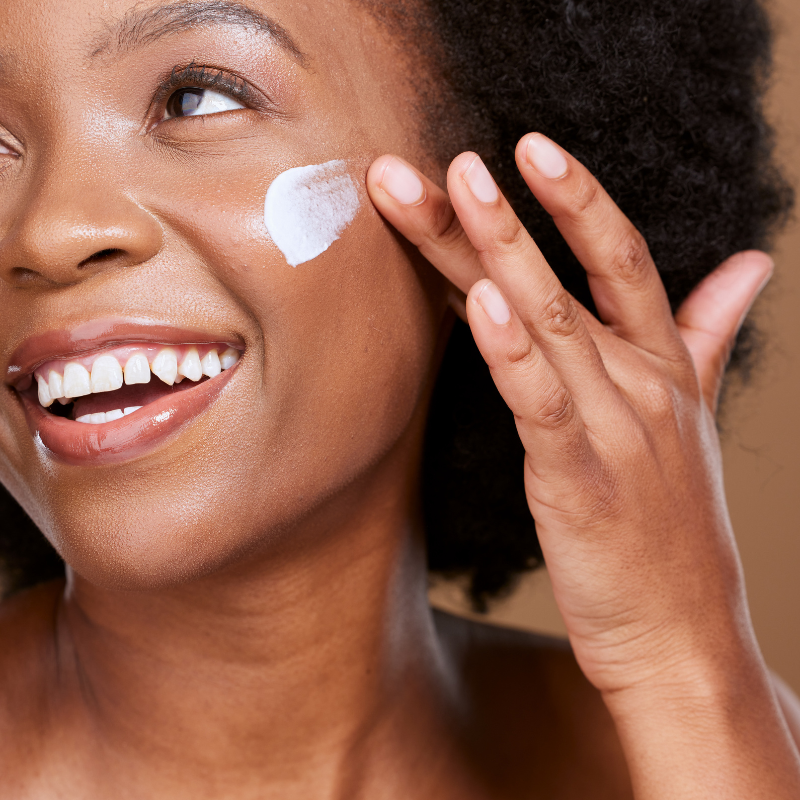 Comment choisir les meilleurs soins pour les peaux noires, mates et métisses ?